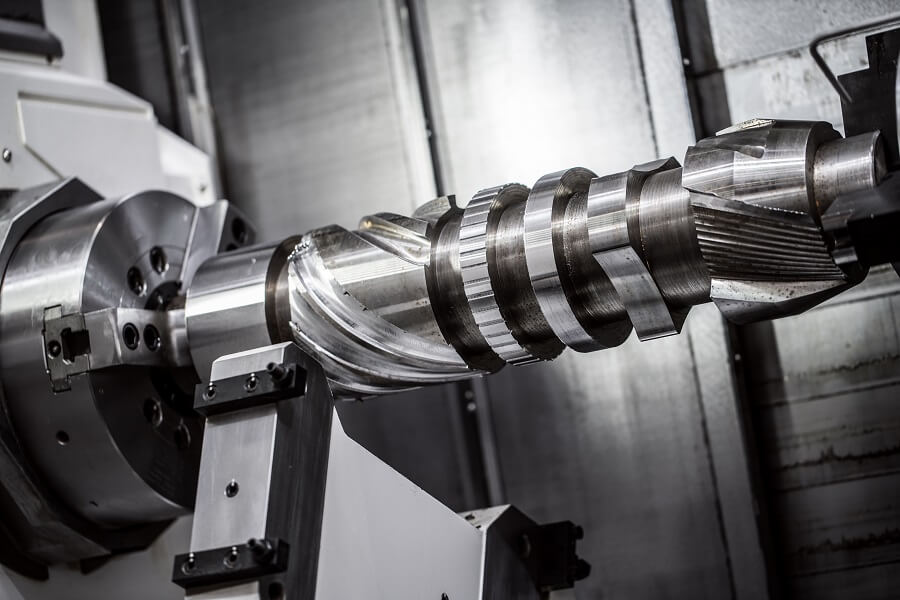 CNC tornada işlenen parlak silindirik parça